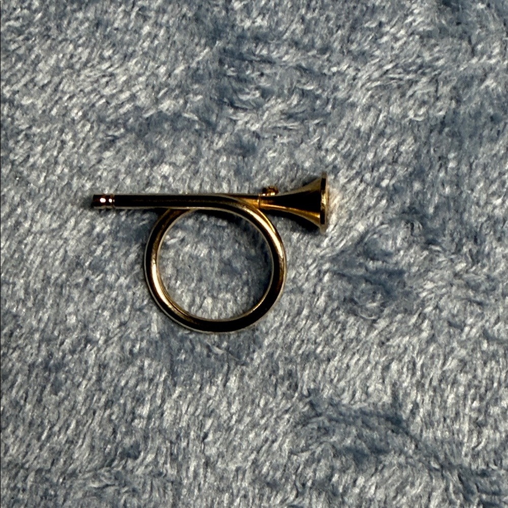 🚨 1 HR sale Vintage 1960’s Gold Horn-Shaped pin brooch